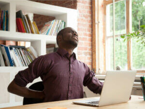 Un homme ayant mal au dos.