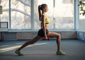 Une femme fait des fentes.