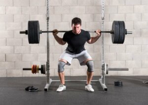 Un homme qui fait des squats.