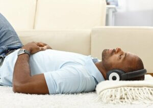 Un homme fait une séance de relaxation.