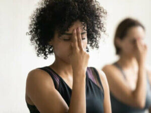 Une femme méditant.