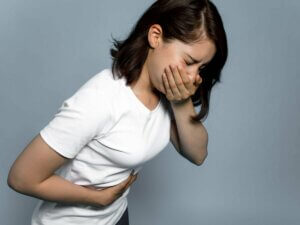 Une femme souffrant d'intoxication alimentaire.