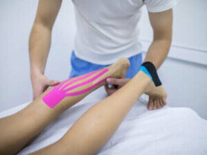 Le bandage neuromusculaire sur la jambe.