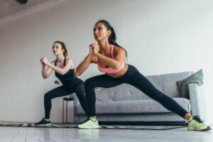 Deux femmes qui pratiquent des squats latéraux.