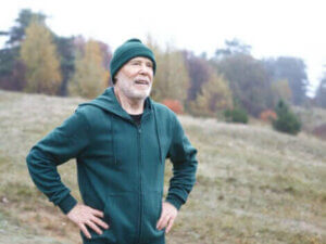 Un homme mûr courant.