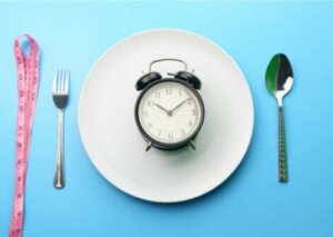 Assiette avec un réveil dedans.
