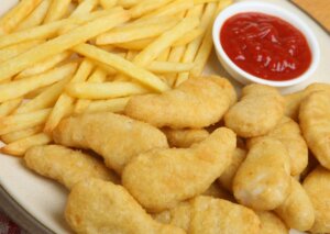 Manger de la malbouffe.