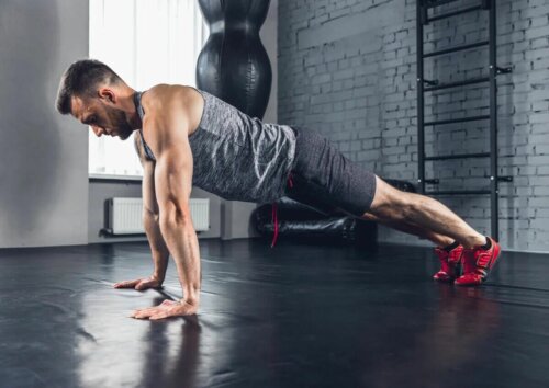 Les erreurs courantes lors des pompes peuvent être la source de blessure.
