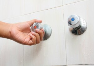 Les robinets d'une douche.