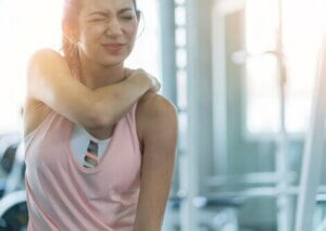 Une femme sportive avec une douleur dans le dos.