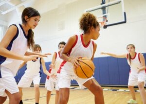 Une équipe de basket féminin lors d'un match.