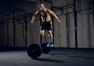 Un homme pratique le Grit Series.