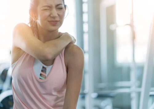 Une femme souffrant d'une élongation musculaire.