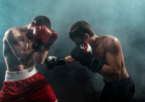 Les fractures de stress des côtes sont dûe a des mouvements répétés.