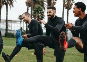 Des jeunes qui font du foot.