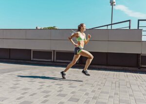 Une femme qui court pour sa santé mentale.
