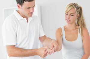 Un médecin avec une patiente.