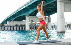 3 exercices avec bande élastique pour les triceps