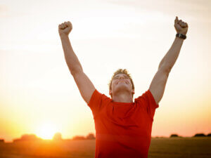 Un sportif fier et heureux d'avoir réussi.