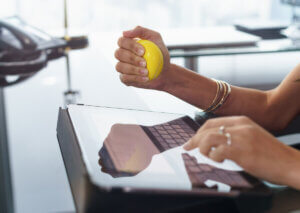 Renforcer les poignets avec une balle anti-stress.