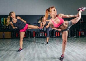 Des femmes faisant du body combat.