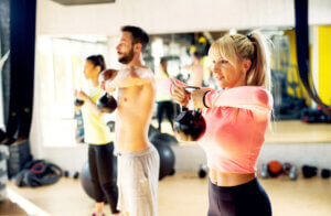 4 exercices pour travailler votre dos avec des poids russes