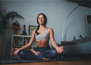 Une femme sportive qui médite.