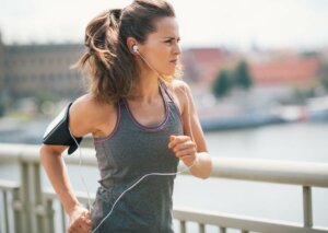 Une femme qui fait du running.
